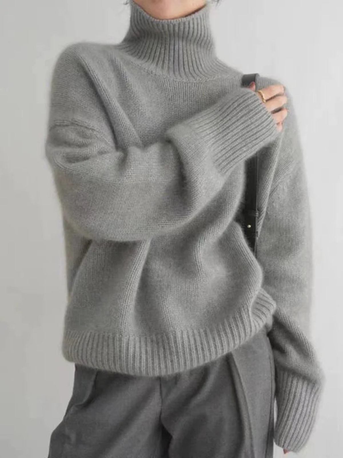 Women's Minimalist Turtleneck Oversized Sweater – Modern Casual Style